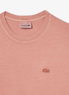 T-shirt Lacoste teinte rose pour femme et homme.