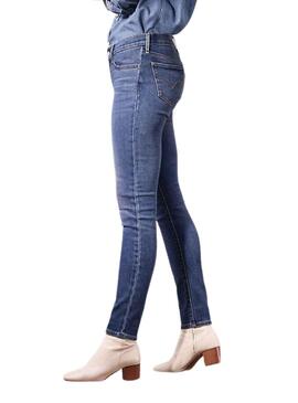 Jean Levi's 711 Skinny Bleu pour Femme.
