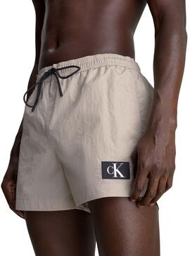 Maillot de bain court Calvin Klein avec cordon de serrage beige pour homme.