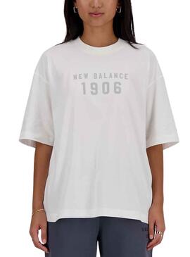 T-shirt New Balance Collegiate en blanco para mujer.