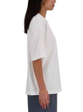 T-shirt New Balance Collegiate en blanco para mujer.