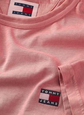 T-shirt Tommy Jeans Badge Washed Rose pour homme.