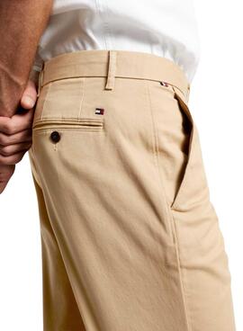 Pantalon Tommy Hilfiger Chino Denton 1985 Tostado traduit en français est : Pantalon chino Tommy Hilfiger Denton 1985 couleur marron clair