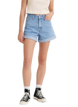 Shorts Levis roulés bleus pour femme.