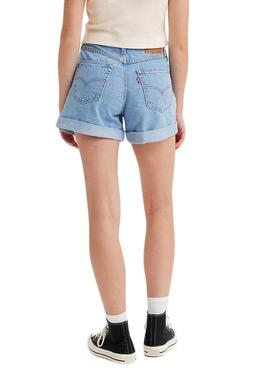 Shorts Levis roulés bleus pour femme.