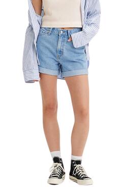 Shorts Levis roulés bleus pour femme.