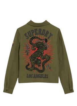 Veste Superdry militaire verte pour femme décorée.