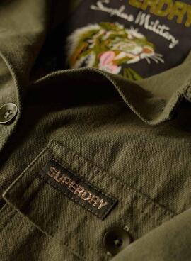 Veste Superdry militaire verte pour femme décorée.