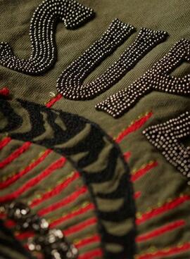 Veste Superdry militaire verte pour femme décorée.