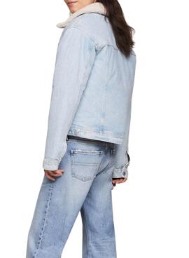 Veste Tommy Jeans Mom Classics en jean pour femme.