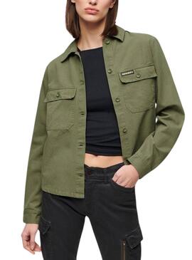 Veste Superdry militaire verte pour femme décorée.