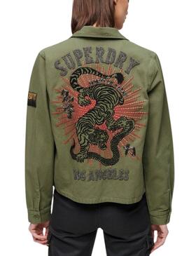 Veste Superdry militaire verte pour femme décorée.