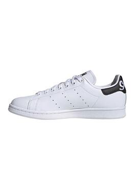 Chaussures Adidas Stan Smith blanches avec lettres pour femme.