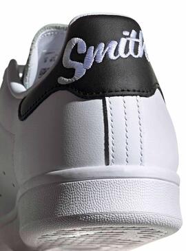 Chaussures Adidas Stan Smith blanches avec lettres pour femme.