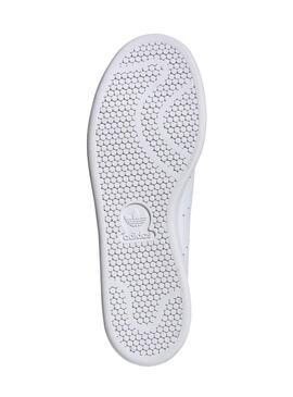 Chaussures Adidas Stan Smith blanches avec lettres pour femme.