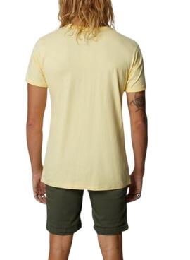 T-shirt Altonadock avec poche jaune sur la poitrine pour homme.