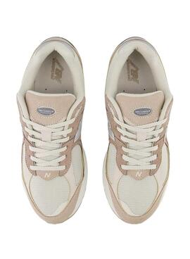 Chaussures New Balance M2002R beige pour femme