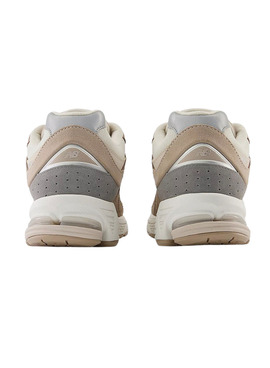 Chaussures New Balance M2002R beige pour femme