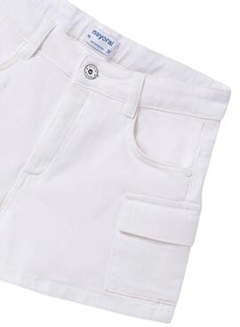 Short Mayoral cargo en gabardina blanca para niña