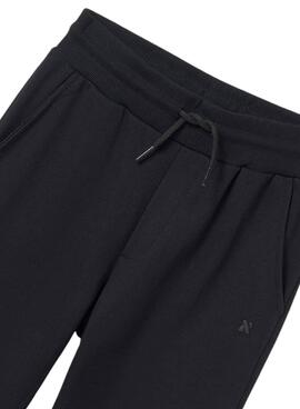 Pantalon de sport basique noir Mayoral pour garçon.