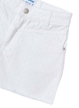 Short Mayoral en gabardina blanca para niña.