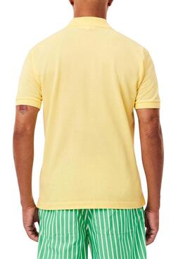 Polo Lacoste en piqué ajuste clásico amarillo para hombre.