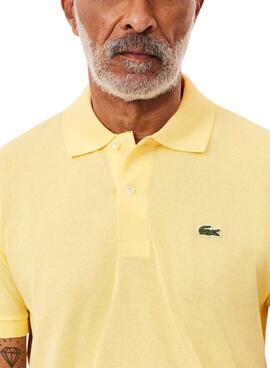 Polo Lacoste en piqué ajuste clásico amarillo para hombre.