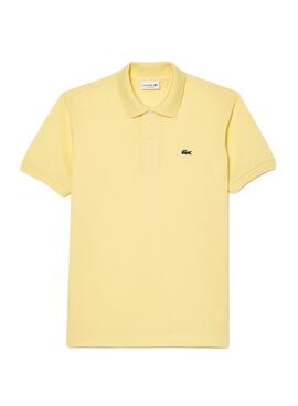 Polo Lacoste en piqué ajuste clásico amarillo para hombre.