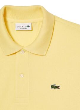 Polo Lacoste en piqué ajuste clásico amarillo para hombre.