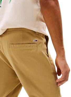 Pantalon chino beige Tommy Jeans Austin pour homme.