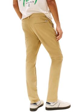 Pantalon chino beige Tommy Jeans Austin pour homme.