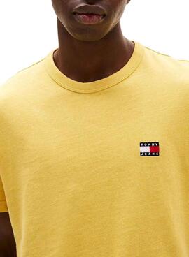 T-shirt Tommy Jeans Badge jaune pour homme
