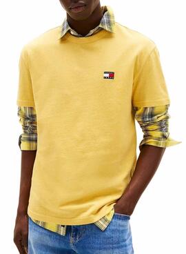 T-shirt Tommy Jeans Badge jaune pour homme