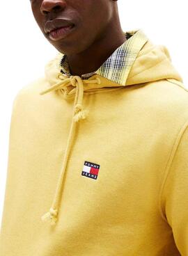 Sweat à capuche Tommy Jeans Badge jaune pour homme.