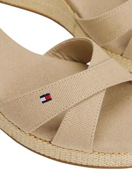 Sandales Tommy Hilfiger Flag Criss beige pour femme.