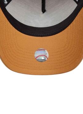 Casquette New Era League Essential Trucker New York Yankees chameau