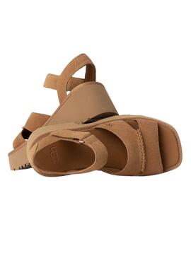S'il vous plaît, rendez-moi simplement la traduction en français de ceci : Sandales UGG New Heights avec bride de cheville camel pour femme.