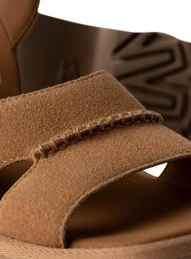 S'il vous plaît, rendez-moi simplement la traduction en français de ceci : Sandales UGG New Heights avec bride de cheville camel pour femme.