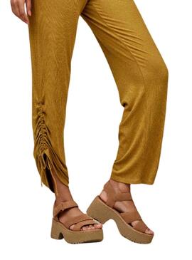 S'il vous plaît, rendez-moi simplement la traduction en français de ceci : Sandales UGG New Heights avec bride de cheville camel pour femme.