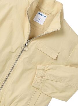 Veste Mayoral à poches multiples jaune pour garçon.