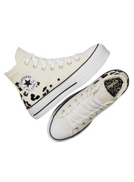 Des baskets Converse Chuck Taylor All Star Lift beige léopard pour femme.