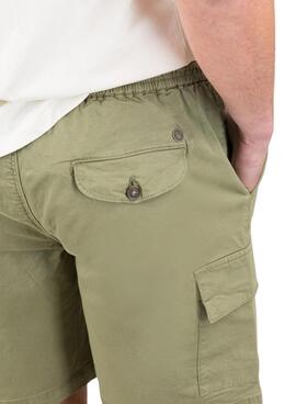 Bermudes Le Ganso cargo teinté en vert pour homme.