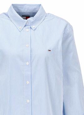 Chemise Tommy Jeans à fines rayures bleues et blanches pour femme.