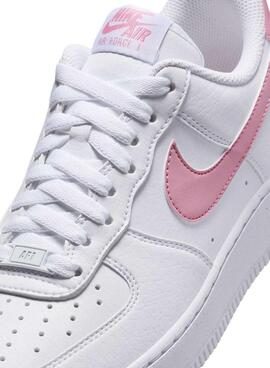 Des baskets Nike Air Force blanches pour femme