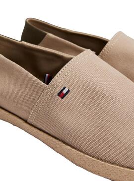 Espadrilles beige Tommy Hilfiger pour homme.