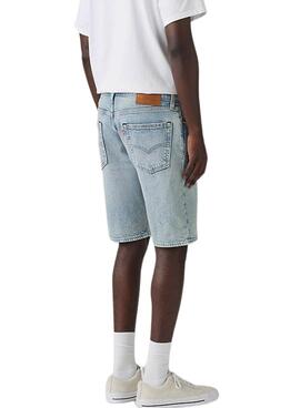 Bermuda en denim Levis 405 estándar lavado claro para hombre.