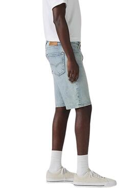 Bermuda en denim Levis 405 estándar lavado claro para hombre.