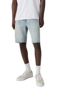 Bermuda en denim Levis 405 estándar lavado claro para hombre.