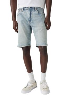 Bermuda en denim Levis 405 estándar lavado claro para hombre.