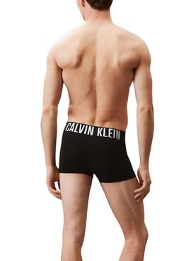 Paquete de 3 calzoncillos Calvin Klein bóxer ajustados negros para hombre.